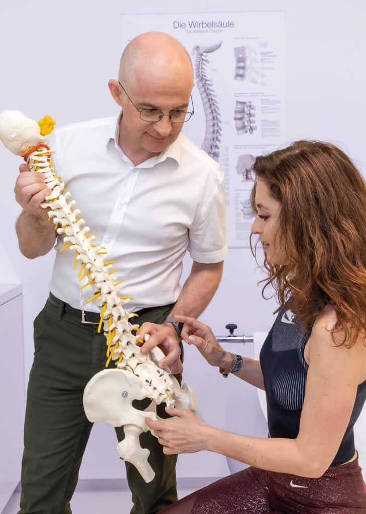 Wirbelsäulenspezialist erklärt Behandlungsmöglichkeiten bei Wirbelsäulenerkrankungen.